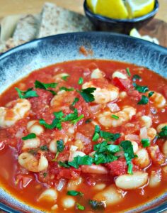 Tomato stew with prawns and white beans