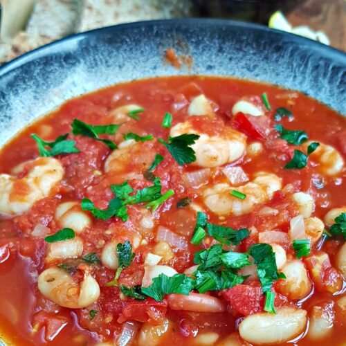 Tomato stew with prawns and white beans