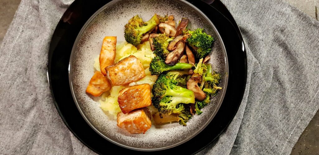 baked salmon with broccoli and shiitake