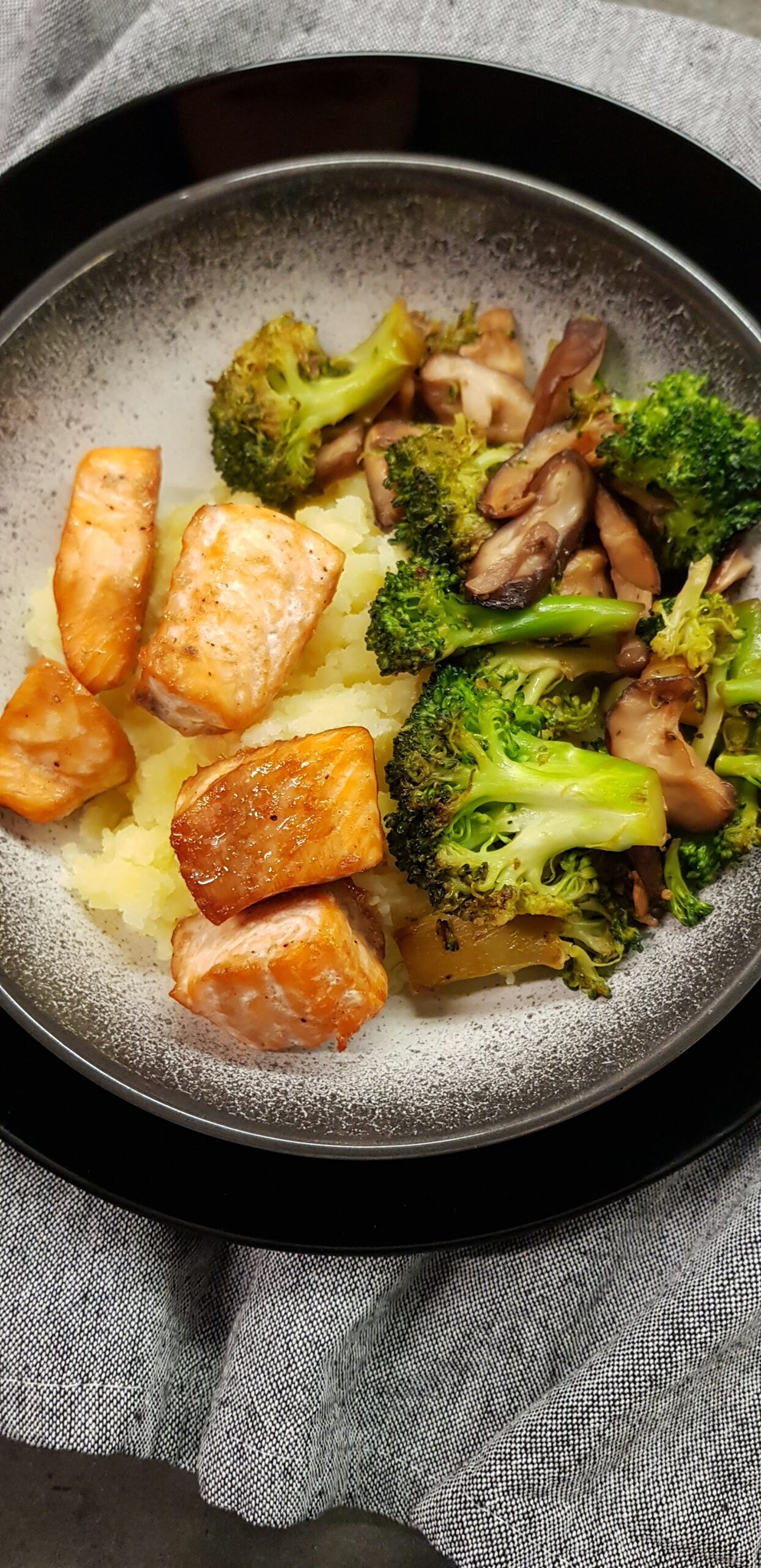 baked salmon with broccoli and shiitake