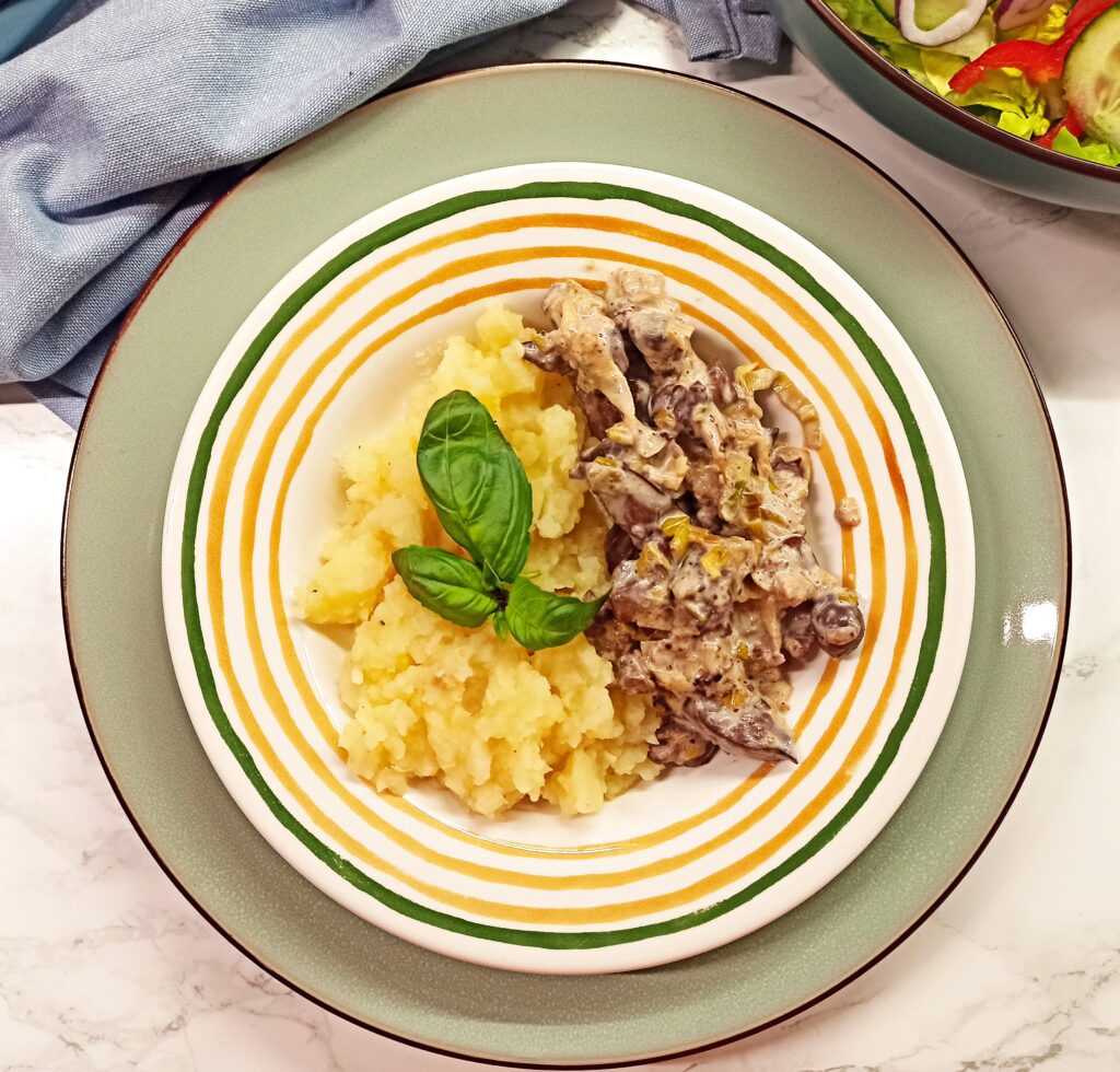 chicken liver in oat cream sauce and mashed potatoes