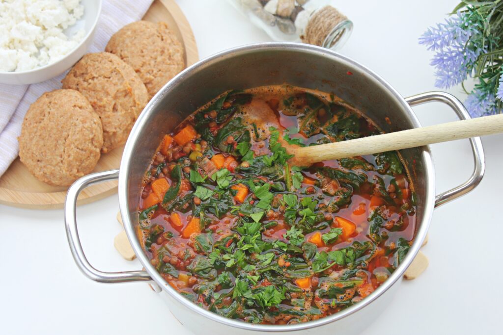 tomato soup with spinach and brown lentils