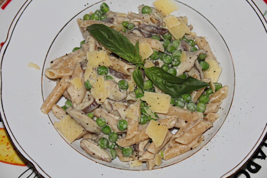 creamy pasta with mushrooms and peas