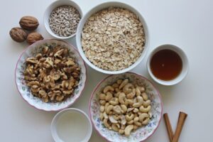 oat flakes, cashew, walnuts, sunflower seeds, coconut oil, maple syrup 